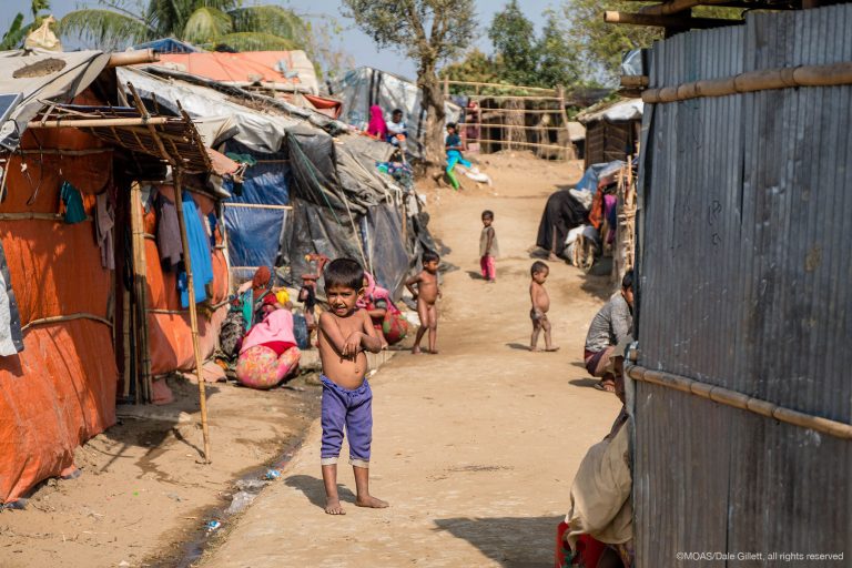 Scopri di più sull'articolo Le conseguenze difficilmente prevedibili della crisi dei Rohingya a livello regionale e mondiale fra monsone imminente e distruzione ambientale